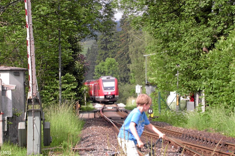 Bahn 260.jpg - Der Zug verlässt Fischen im Allgäu. Die Schranke ist schon wieder offen.